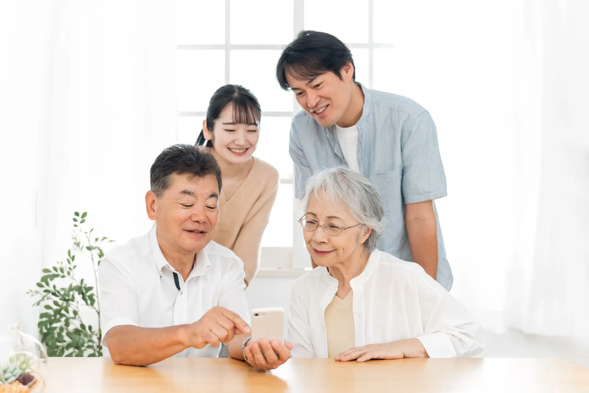 家族がテーブルを囲んで話し合っている様子